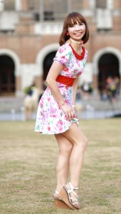 穿肉色袜的两姐妹一起出门拍照