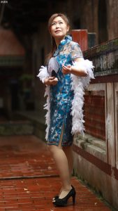 穿旗袍肉丝高跟的成熟大姐爱拍照