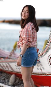 小姐姐真实生活照，穿牛仔热裤秀白腿，脱上衣秀出类似bra