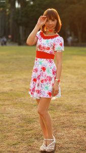 穿肉色袜的两姐妹一起出门拍照