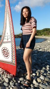 小姐姐真实生活照，穿牛仔热裤秀白腿，脱上衣秀出类似bra