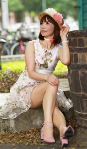 穿肉色袜的两姐妹一起出门拍照