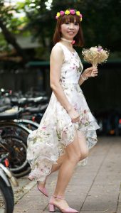 穿肉色袜的两姐妹一起出门拍照