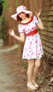 穿肉色袜的两姐妹一起出门拍照