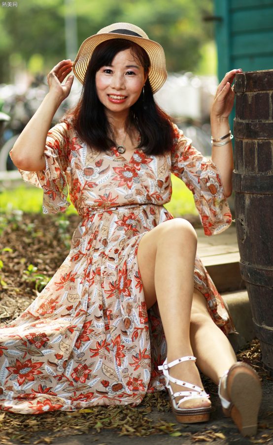 穿肉色袜的两姐妹一起出门拍照[第10张/共98张]