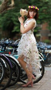 穿肉色袜的两姐妹一起出门拍照