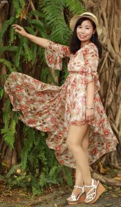 穿肉色袜的两姐妹一起出门拍照