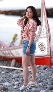 小姐姐真实生活照，穿牛仔热裤秀白腿，脱上衣秀出类似bra