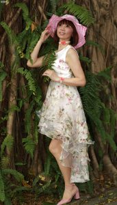 穿肉色袜的两姐妹一起出门拍照