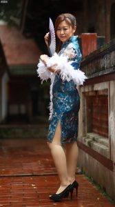 穿旗袍肉丝高跟的成熟大姐爱拍照