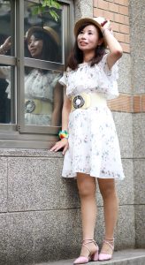 穿肉色袜的两姐妹一起出门拍照