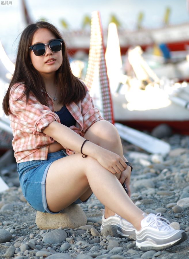 小姐姐真实生活照，穿牛仔热裤秀白腿，脱上衣秀出类似bra[第5张/共26张]