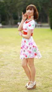 穿肉色袜的两姐妹一起出门拍照