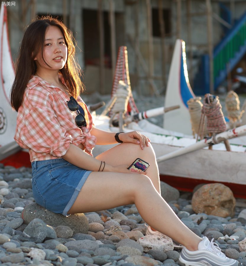 小姐姐真实生活照，穿牛仔热裤秀白腿，脱上衣秀出类似bra[第11张/共26张]