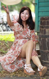 穿肉色袜的两姐妹一起出门拍照