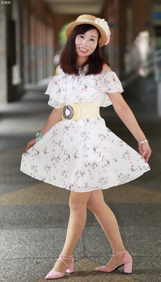 穿肉色袜的两姐妹一起出门拍照[第52张/共98张]