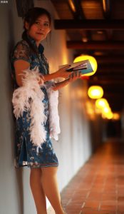 穿旗袍肉丝高跟的成熟大姐爱拍照