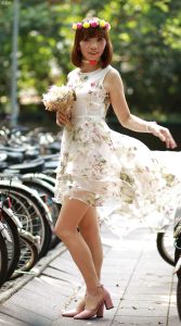 穿肉色袜的两姐妹一起出门拍照