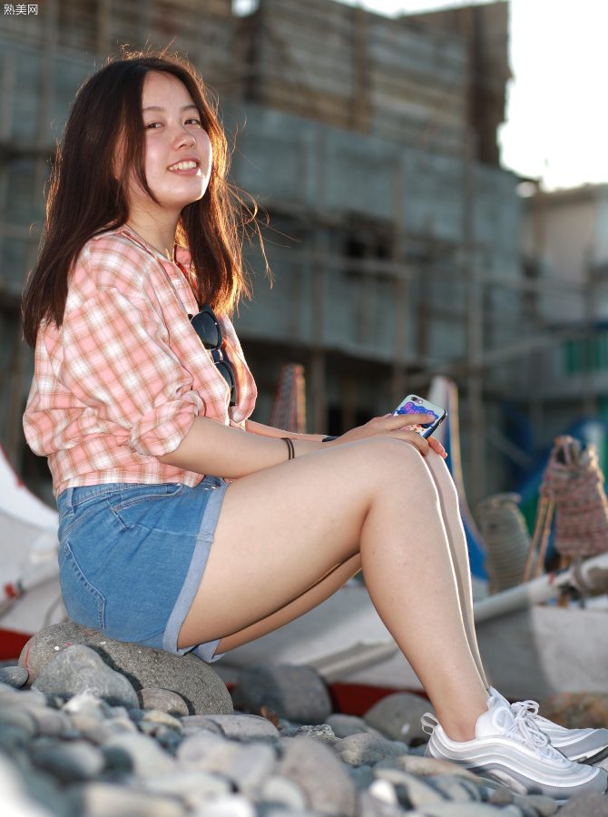 小姐姐真实生活照，穿牛仔热裤秀白腿，脱上衣秀出类似bra[第16张/共26张]