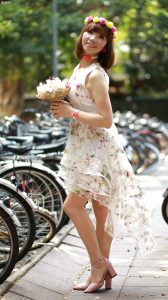 穿肉色袜的两姐妹一起出门拍照