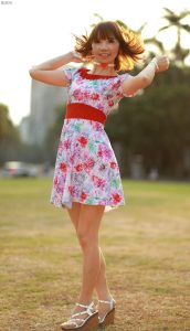 穿肉色袜的两姐妹一起出门拍照