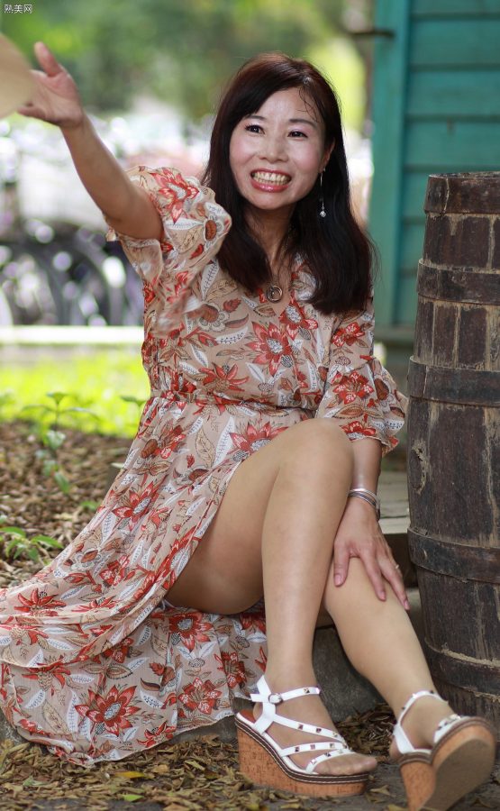 穿肉色袜的两姐妹一起出门拍照[第30张/共98张]