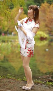 身材纤瘦的浓妆大姐穿超短旗袍秀肉丝袜腿