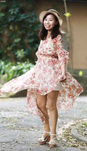 穿肉色袜的两姐妹一起出门拍照