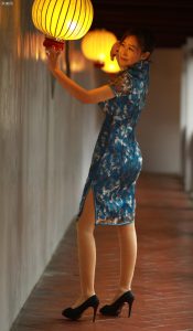 穿旗袍肉丝高跟的成熟大姐爱拍照