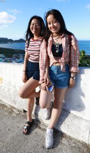 小姐姐真实生活照，穿牛仔热裤秀白腿，脱上衣秀出类似bra