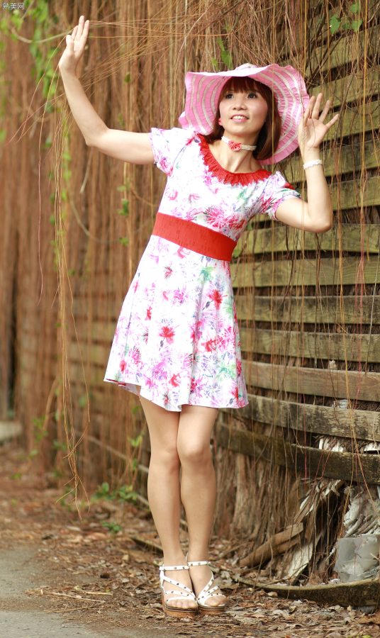 穿肉色袜的两姐妹一起出门拍照[第58张/共98张]