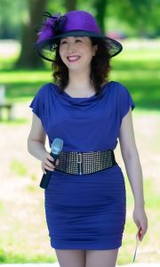 高跟熟女穿蓝色包臀裙楼丝袜腿